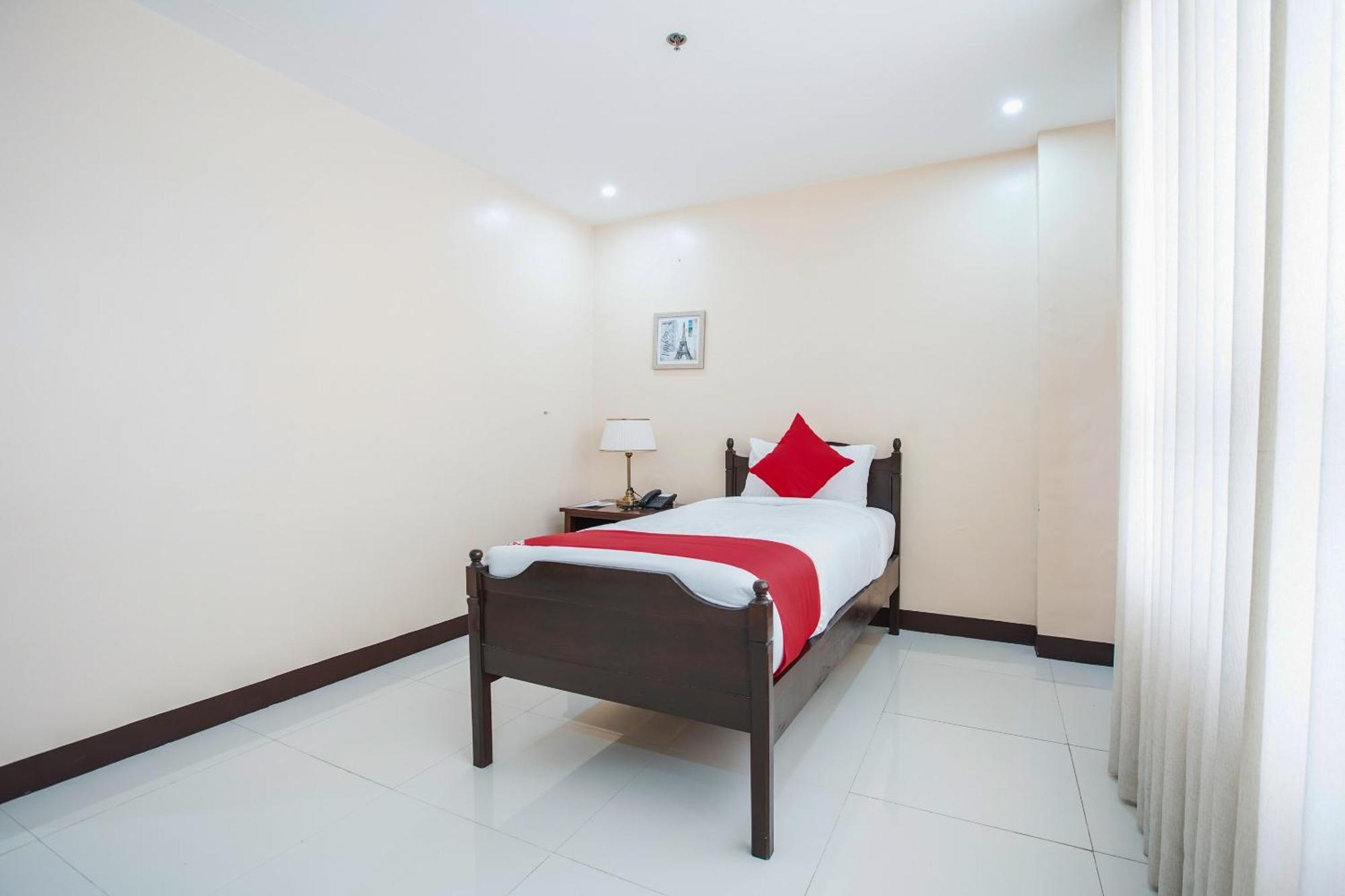 Oyo 236 Hotel Edmundo Pototan Luaran gambar
