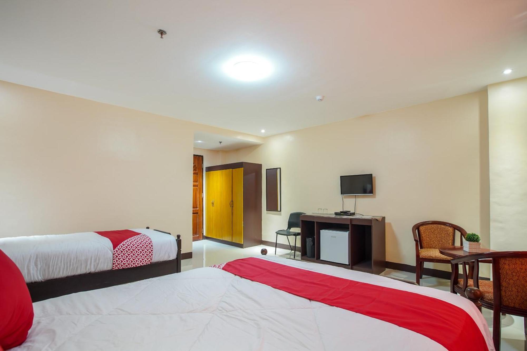 Oyo 236 Hotel Edmundo Pototan Luaran gambar