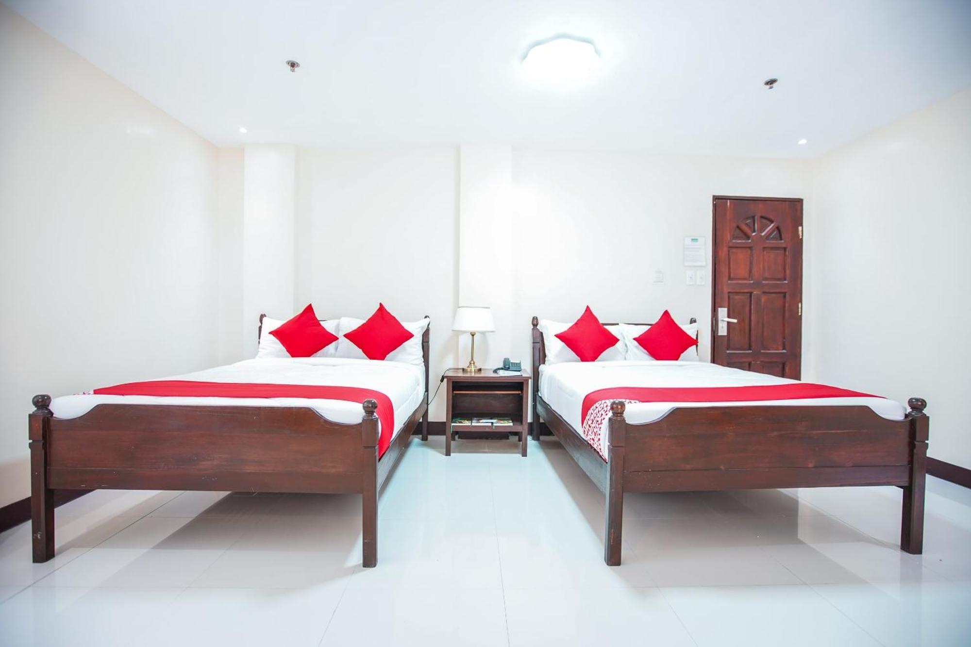 Oyo 236 Hotel Edmundo Pototan Luaran gambar