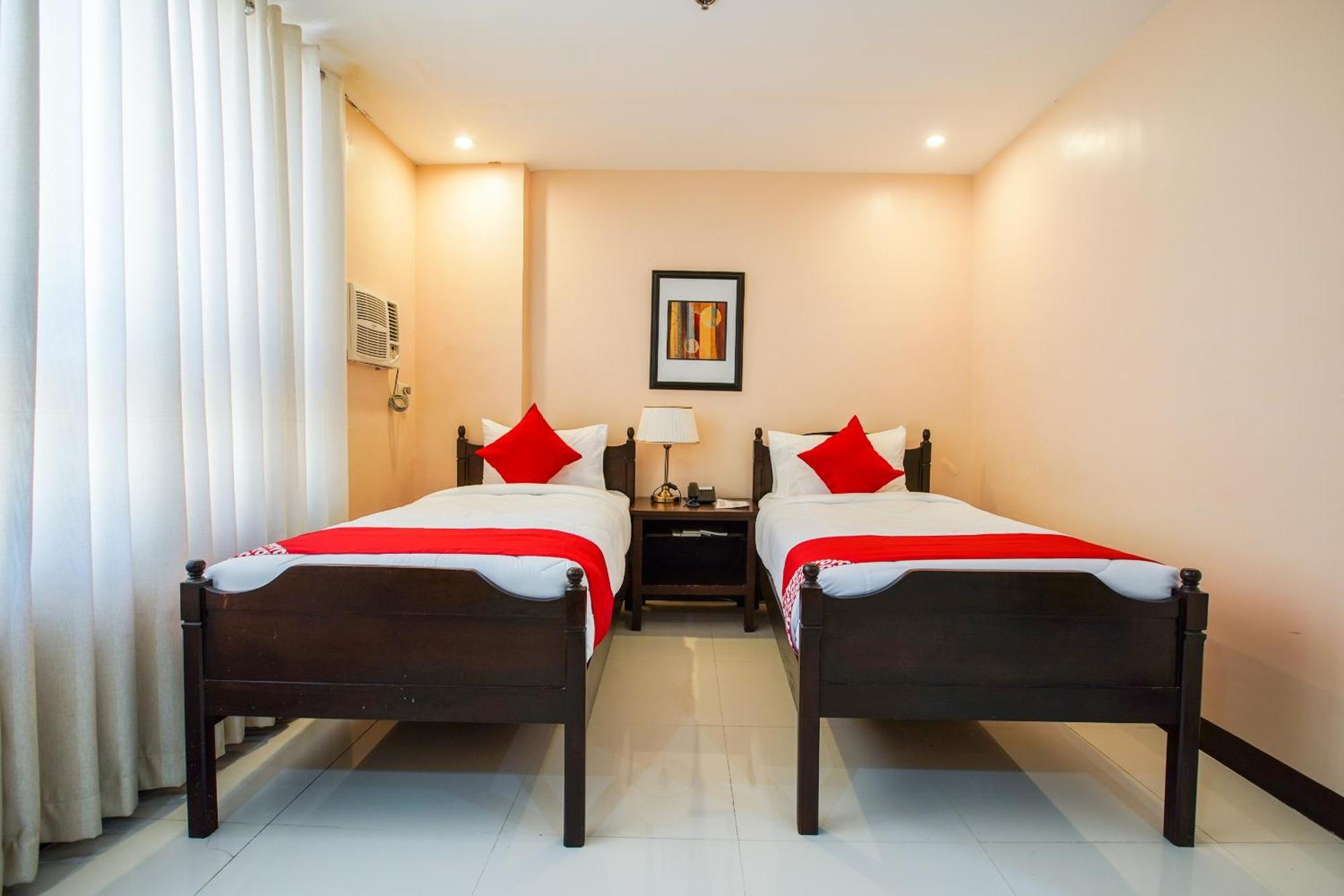 Oyo 236 Hotel Edmundo Pototan Luaran gambar