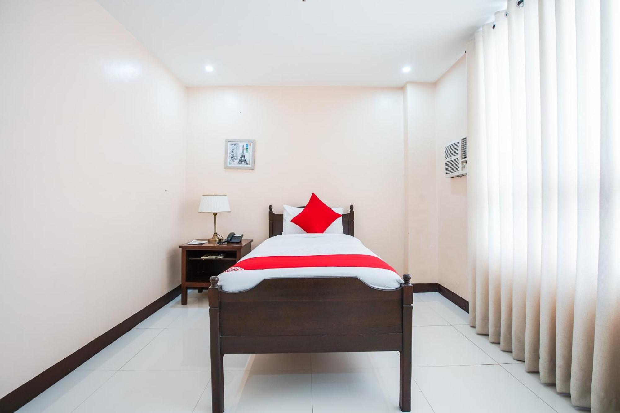 Oyo 236 Hotel Edmundo Pototan Luaran gambar