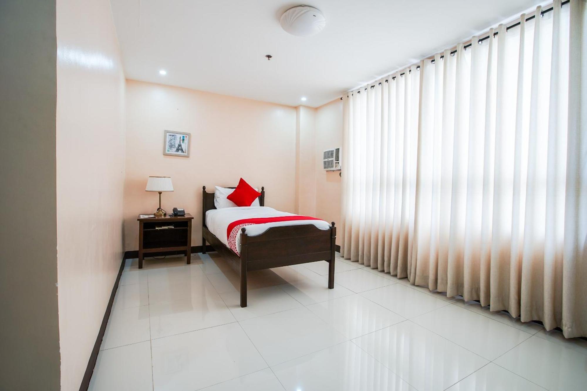 Oyo 236 Hotel Edmundo Pototan Luaran gambar